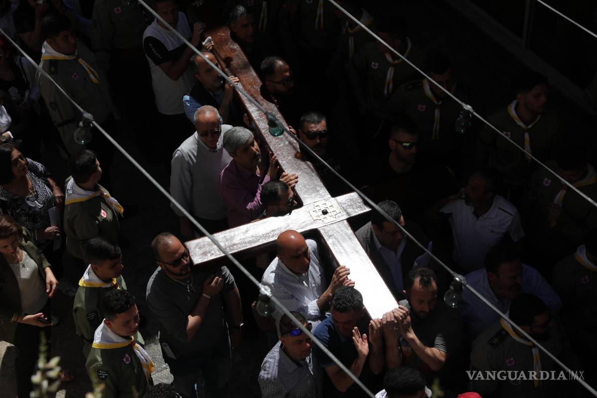 $!Los cristianos sostienen cruces durante la procesión del Viernes Santo a lo largo de la Vía Dolorosa, la ciudad vieja de Jerusalén.