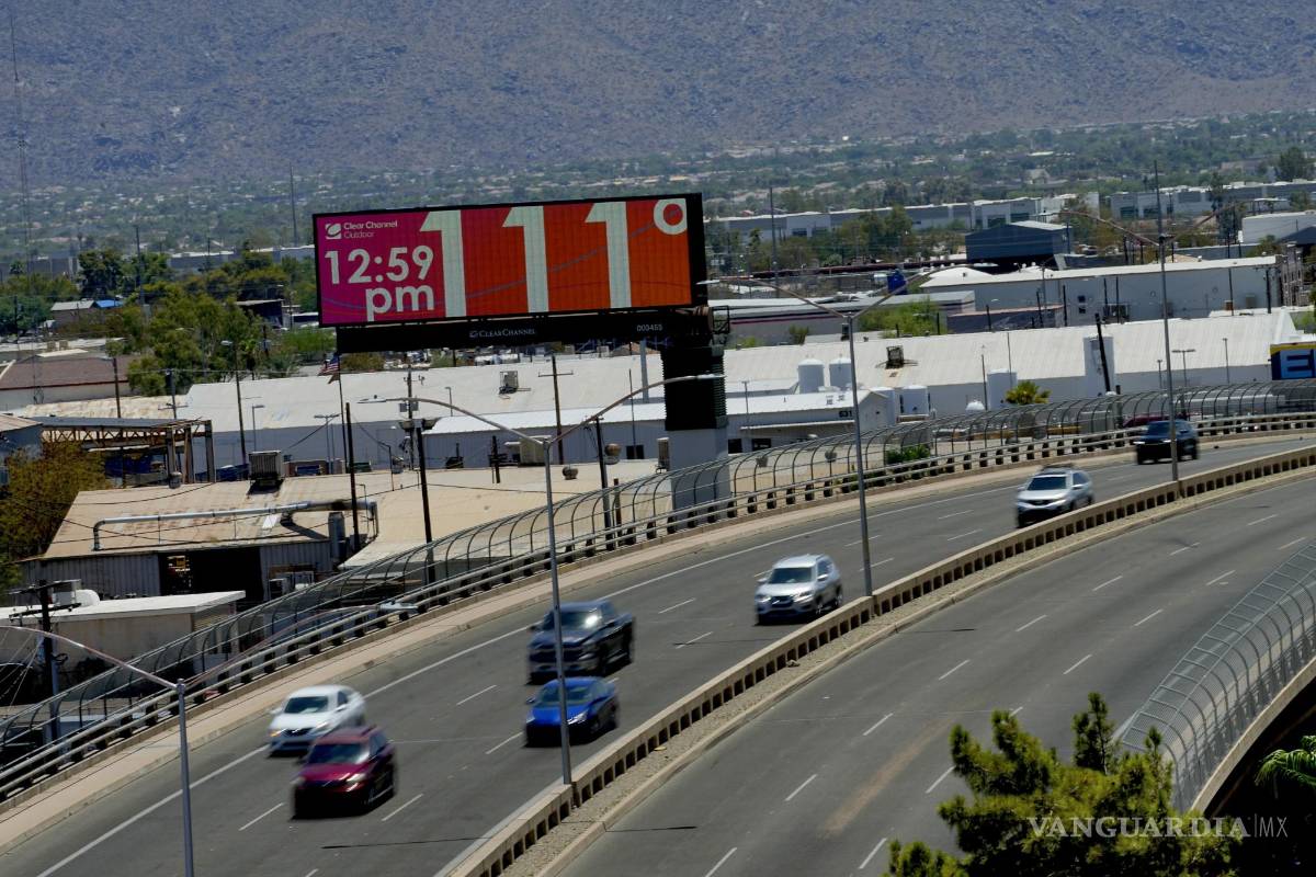 $!En Arizona, una cartelera digital muestra una temperatura extraoficial en grados Fahrenheit, lo cual equivaldría a casi 44 centígrados.