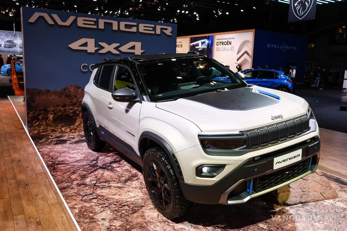 $!El Jeep Avenger totalmente eléctrico, nombrado Auto del Año 2023, en exhibición durante la inauguración del Salón del Automóvil de Bruselas 2023, en Bruselas.