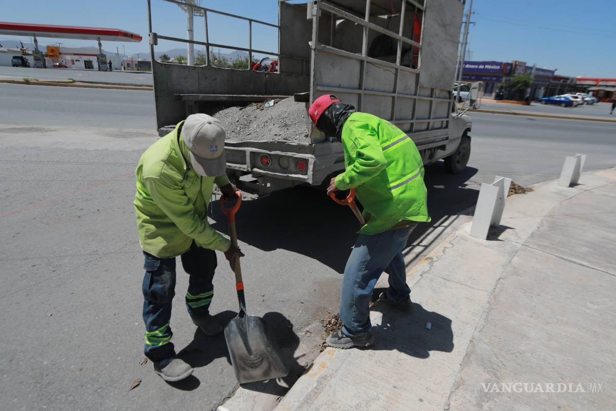 $!Trabajadores de la Dirección de Infraestructura y Obra Pública realizan labores en la colonia Villas de San Lorenzo, con el objetivo de mejorar las condiciones viales en este sector de la ciudad, atendiendo las demandas de los vecinos.