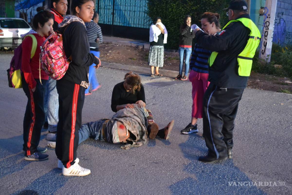 $!Joven brinca de arroyo a la calle y lo atropellan en colonia de Saltillo