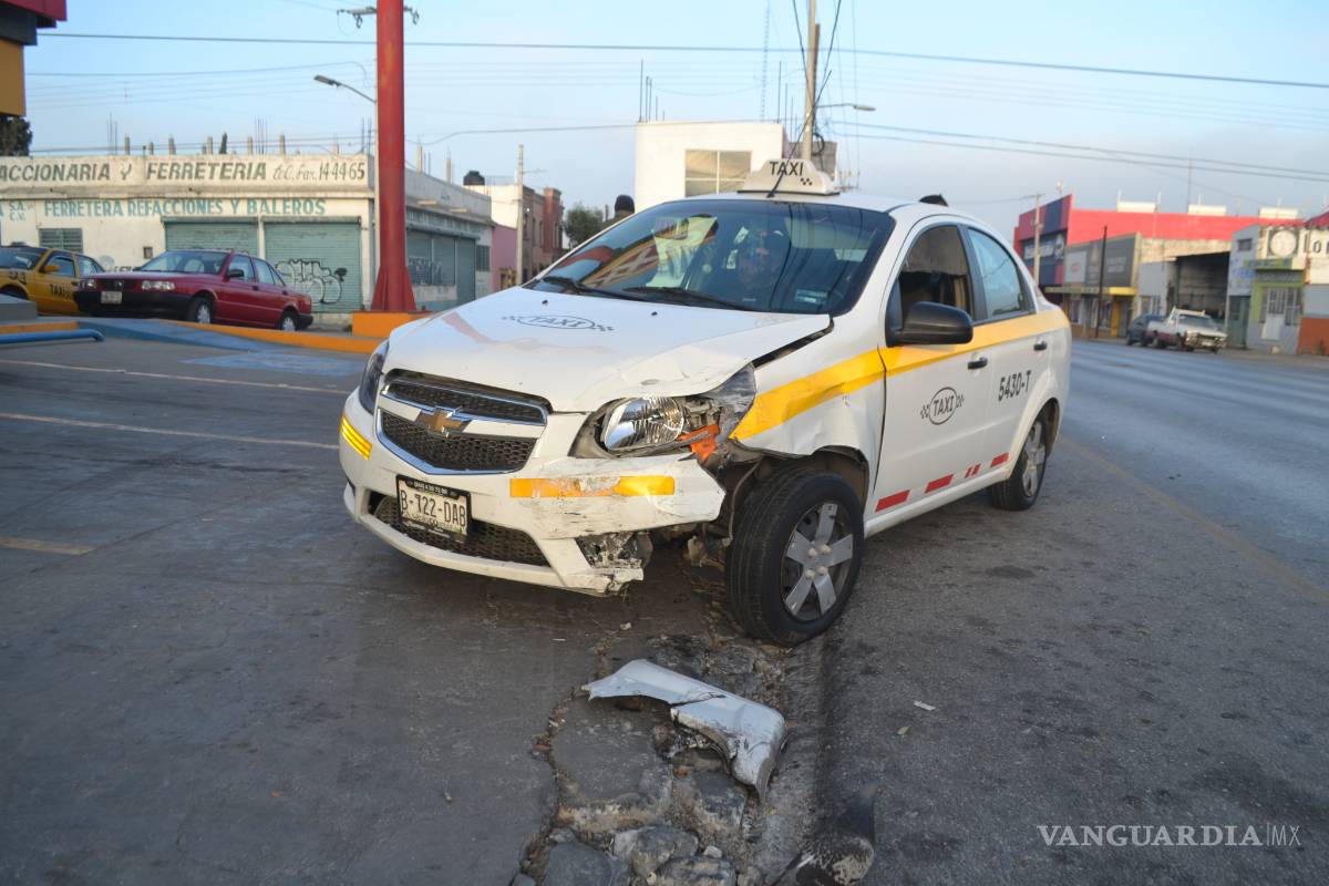 Chocan colegas, uno le quita paso al otro
