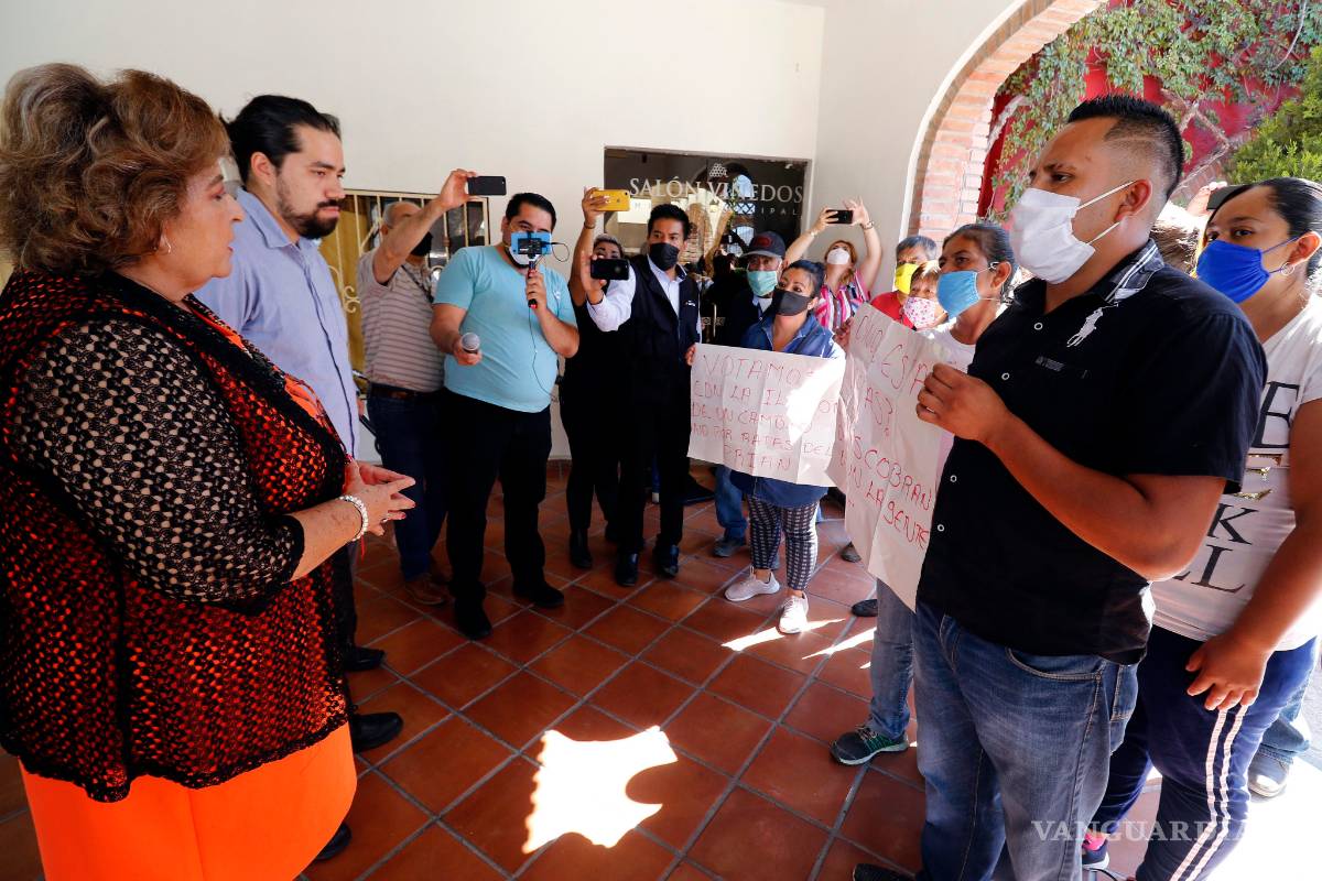 $!Irrumpen en conferencia de Morena en Saltillo y exigen pago de pensión a adultos mayores