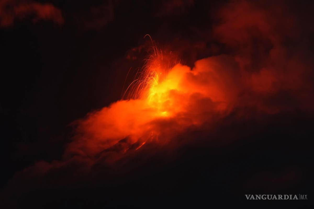 $!Coladas de lava salen del cráter del Volcán de Fuego, visto desde San Juan Alotenango, Guatemala, el martes 4 de agosto de 2026.
