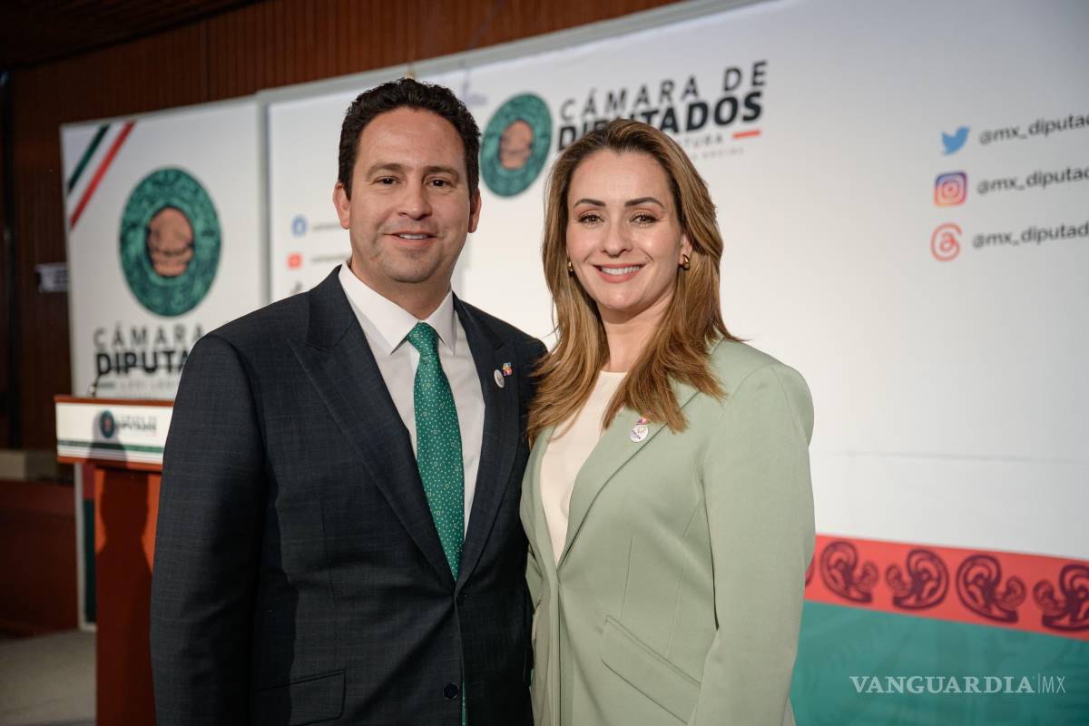 $!Javier Díaz González, junto a su esposa Luly López Naranjo, reafirmó el compromiso del DIF Saltillo con los derechos de niñas y niños.