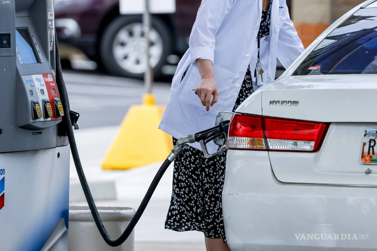 $!Un cliente llena su automóvil en una gasolinera en Decatur, Georgia (Estados Unidos).