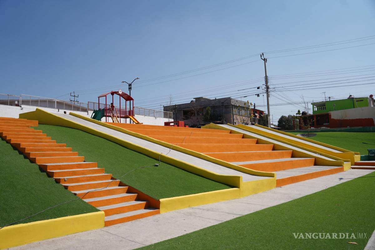 $!La rehabilitación integral de la plaza en la colonia Fidel Velázquez registra un progreso significativo, con juegos infantiles, pasto sintético y mobiliario urbano prácticamente listos para su uso.