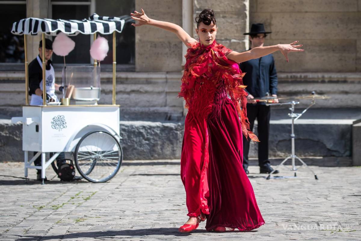 $!Una modelo presenta una creación de la colección de Otoño/Invierno 2022/23 del diseñador francés Franck Sorbier durante la Semana de la Moda de París.