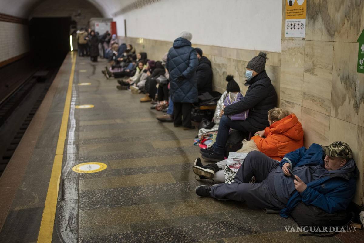 Ante el asedio ruso, ucranianos buscas refugio en el metro y en sótanos