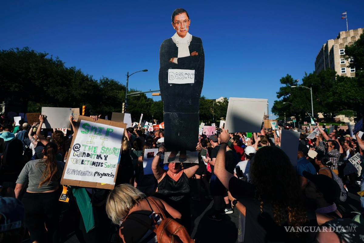 $!Los manifestantes protestan cerca del capitolio estatal luego de la decisión de la Corte Suprema de revocar Roe v. Wade en Austin, Texas.
