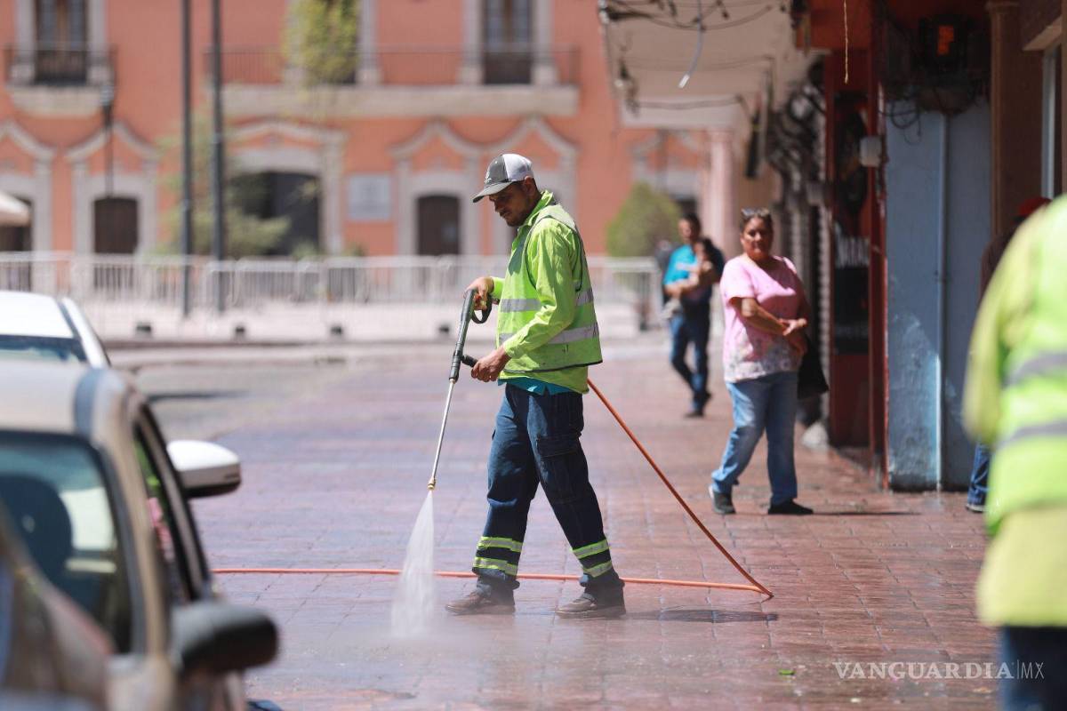 $!Con agua a presión y jabón fue limpiado el adoquín de calles aledañas al Palacio de Gobierno.