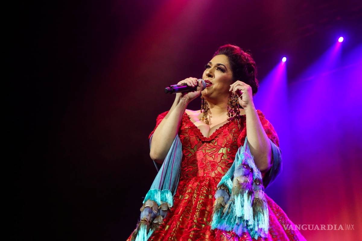 Regina Orozco festeja 45 años de trayectoria