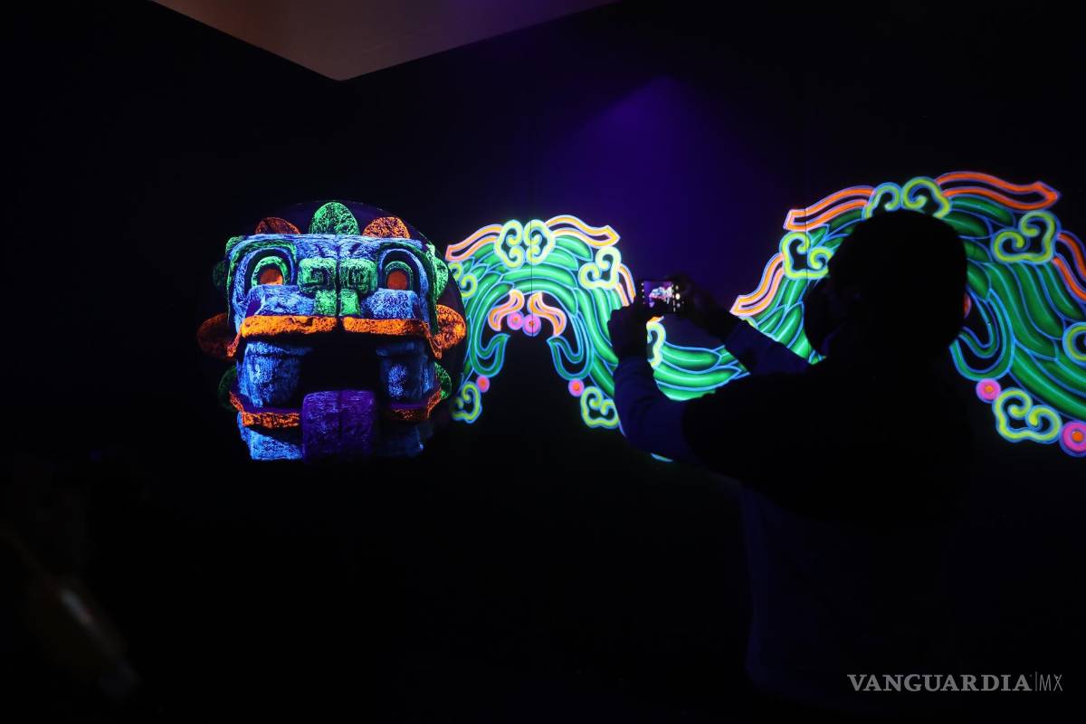 $!Visitantes observan la exposición “Inframundo” con motivo del Día de Muertos en Ciudad de México. EFE/Sáshenka Gutiérrez