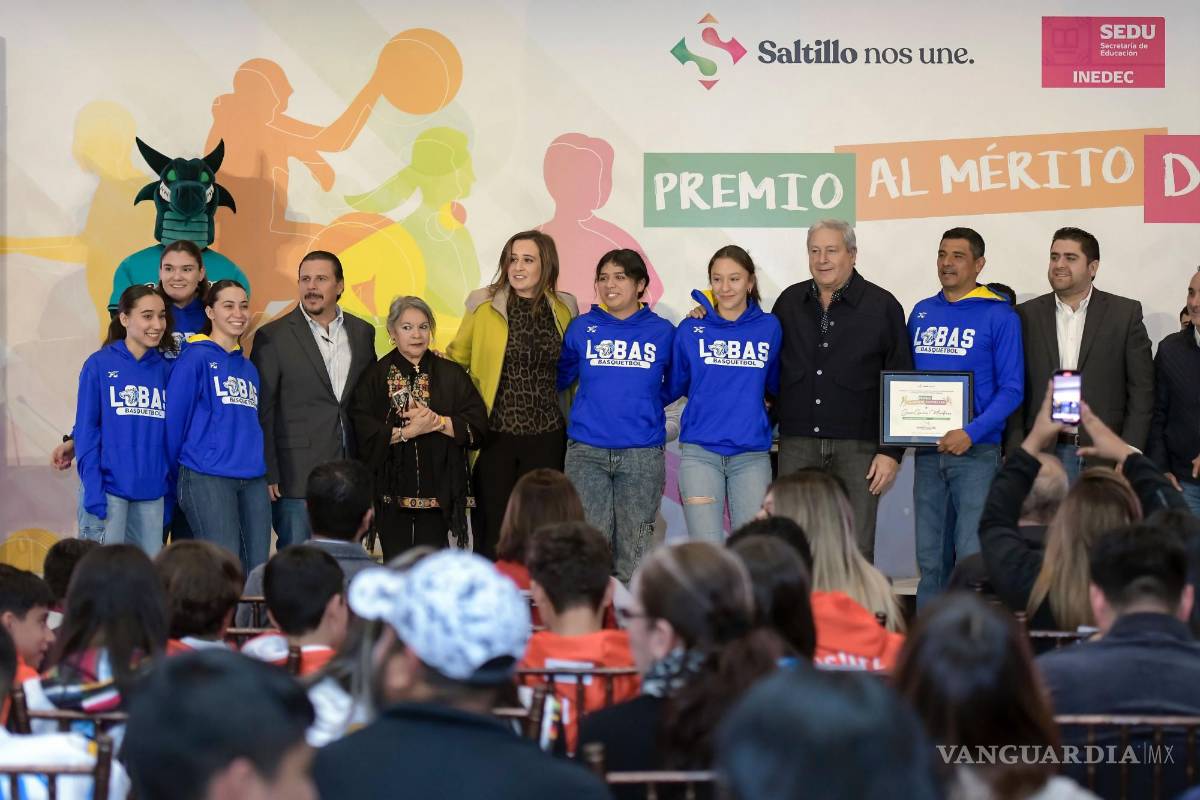 $!El equipo de las Lobas de la UAdeC acompañó a su entrenador a recibir el reconocimiento en la categoría de “Equipo”.