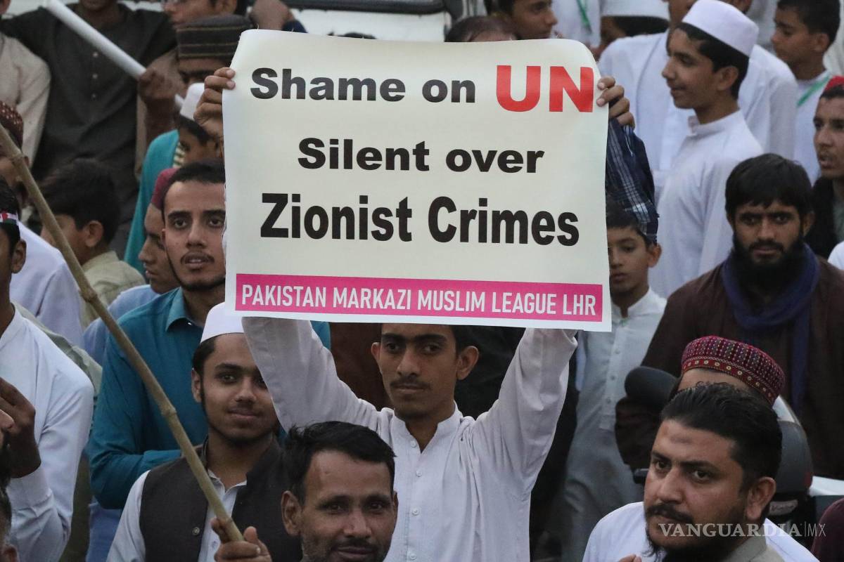 $!La gente participa en una manifestación de solidaridad con el pueblo palestino en Lahore, Pakistán.