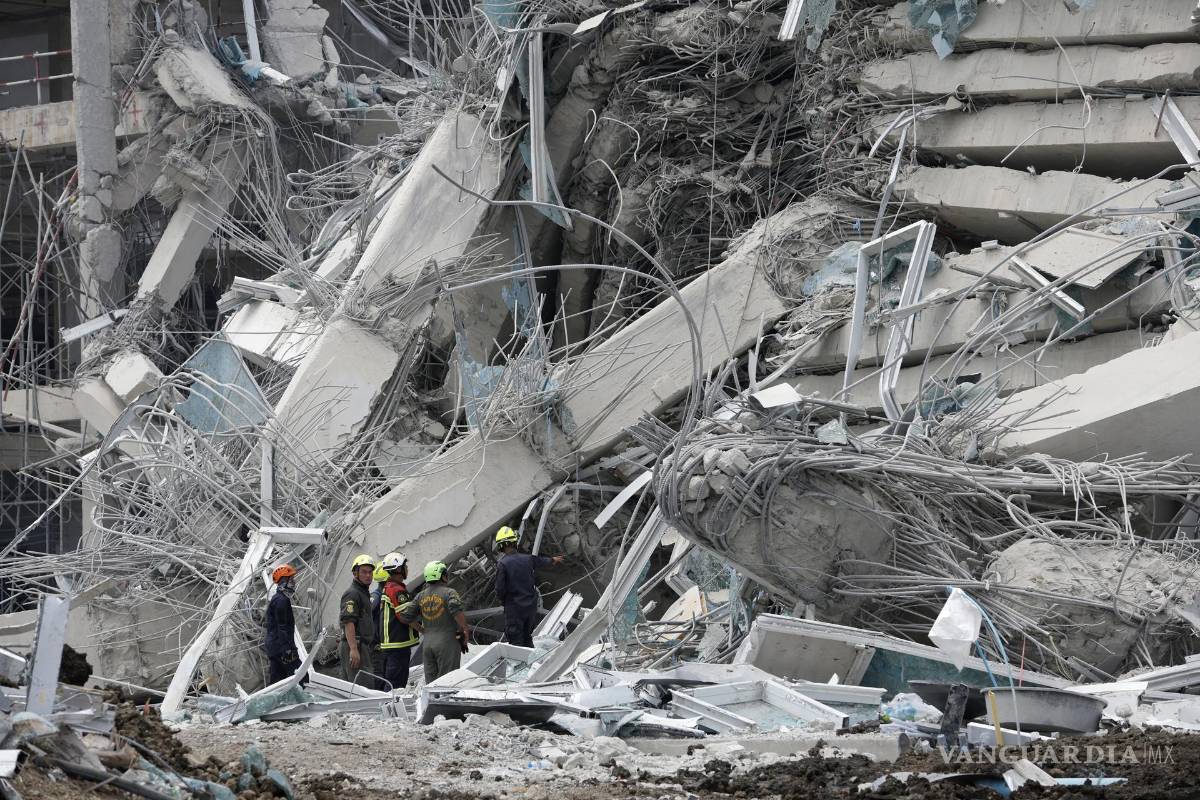 $!Equipos de rescate buscan contra reloj este sábado a supervivientes entre la montaña de escombros en la que ha quedado reducida un edificio en obras.