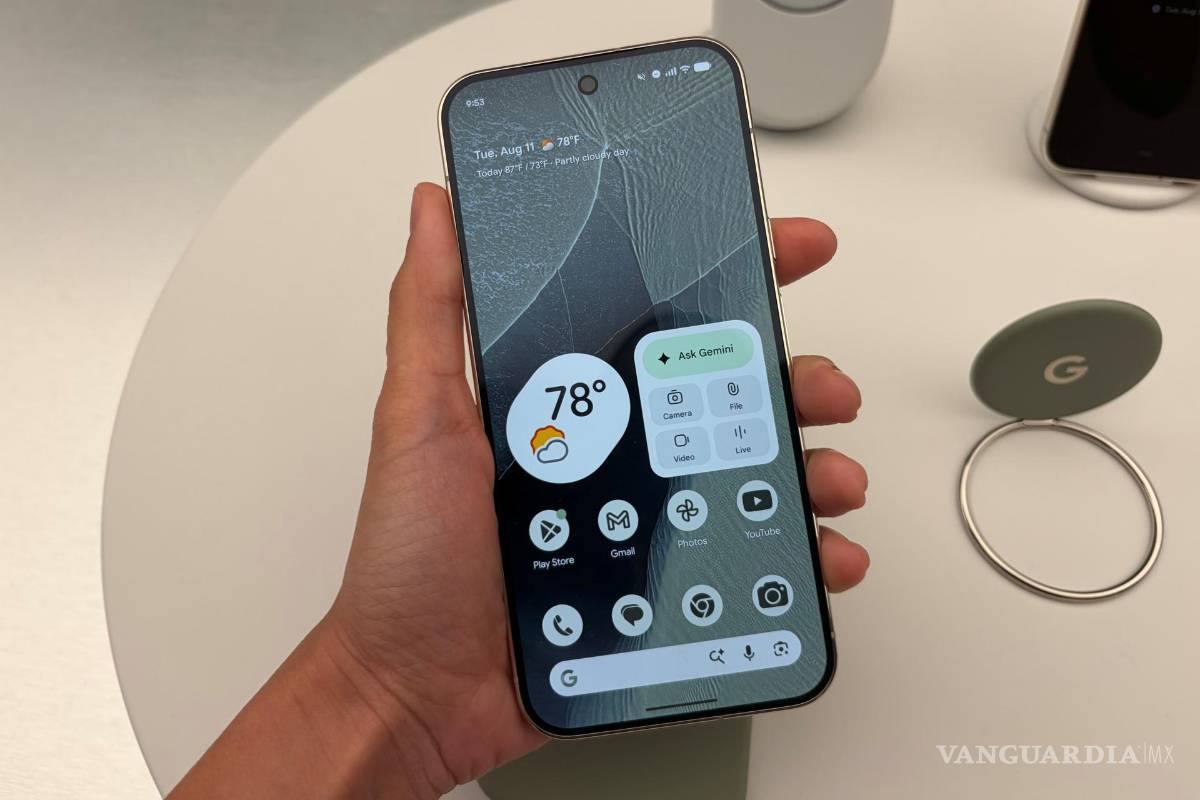$!Una persona muestra un teléfono Pixel 11 Pro XL de Google junto a un cargador inalámbrico PixelSnap en Nueva York.