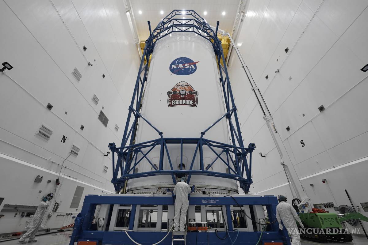 $!Los orbitadores idénticos de Marte de la NASA, llamados Escapade, están asegurados en la cofia de 7 metros del cohete New Glenn de Blue Origin.