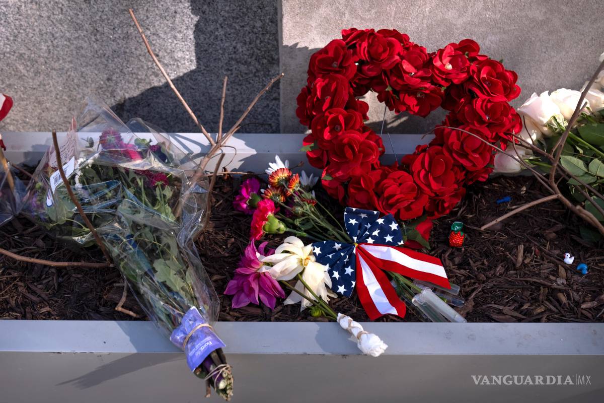 $!Un pequeño monumento con banderas, flores y otros objetos se ve en una jardinera, cerca del lugar donde dos miembros de la Guardia Nacional fueron baleados.