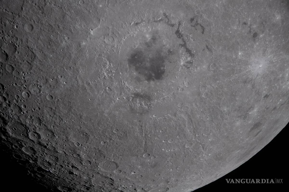 $!Imagen de la mitad inferior de la Luna donde se observa la cuenca Orientale en la parte superior central de la imagen.