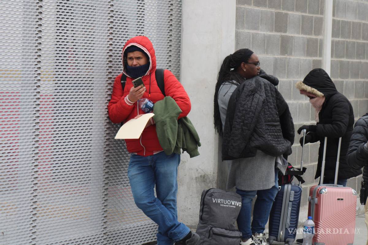 $!Un grupo de migrantes esperan a las afueras de oficinas migratorias en México después de que sus citas de CBP One fueran canceladas.