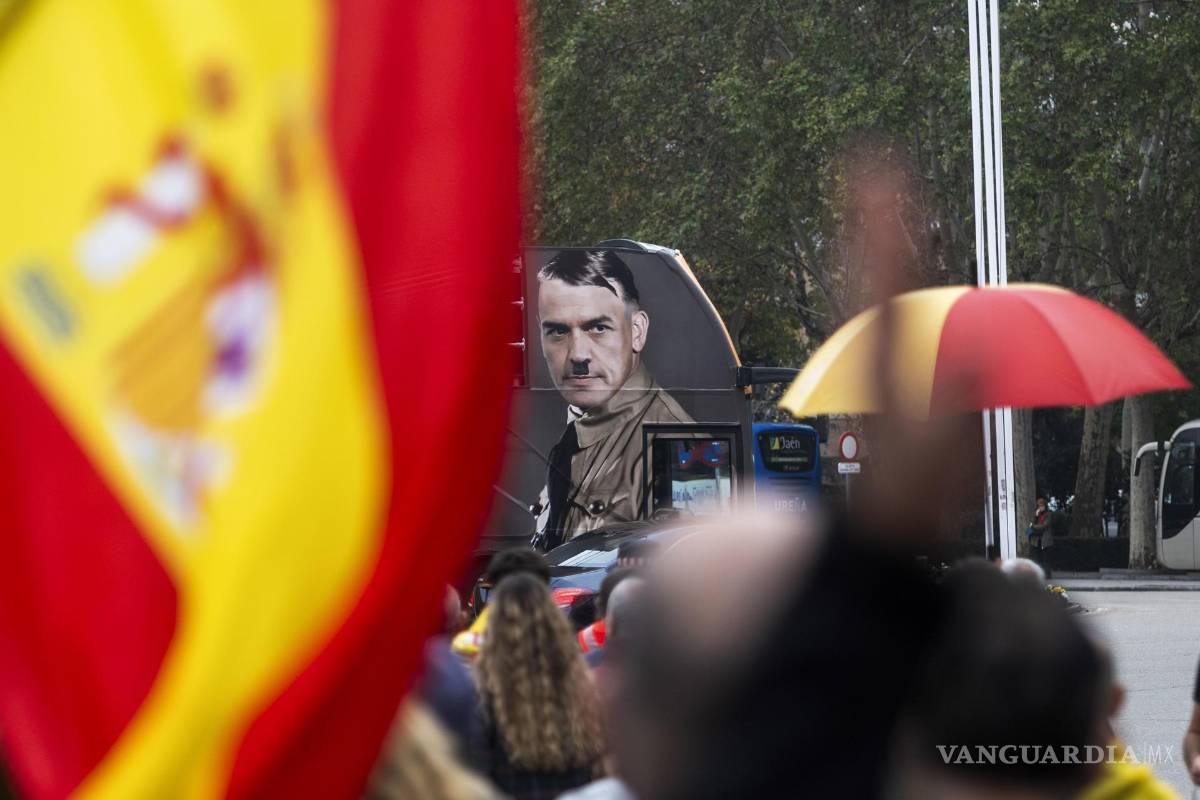 $!Un autobús con un fotomontaje del presidente del Gobierno en funciones, Pedro Sánchez, en los alrededores del Congreso de los Diputados en Madrid.