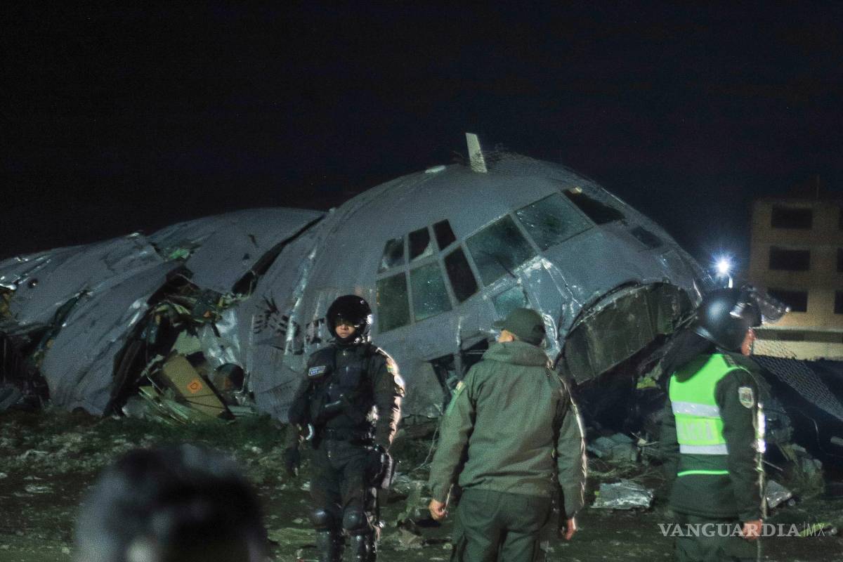 $!Integrantes de las Fuerzas Militares de Bolivia custodian un avión militar de carga accidentado este viernes, en El Alto (Bolivia). Al menos 15 personas murieron, seis resultaron heridas y 15 vehículos fueron afectados por el accidente que tuvo un avión militar de carga al intentar aterrizar en el aeropuerto internacional de El Alto, la segunda ciudad más poblada de Bolivia, informó la Dirección Nacional de Bomberos.