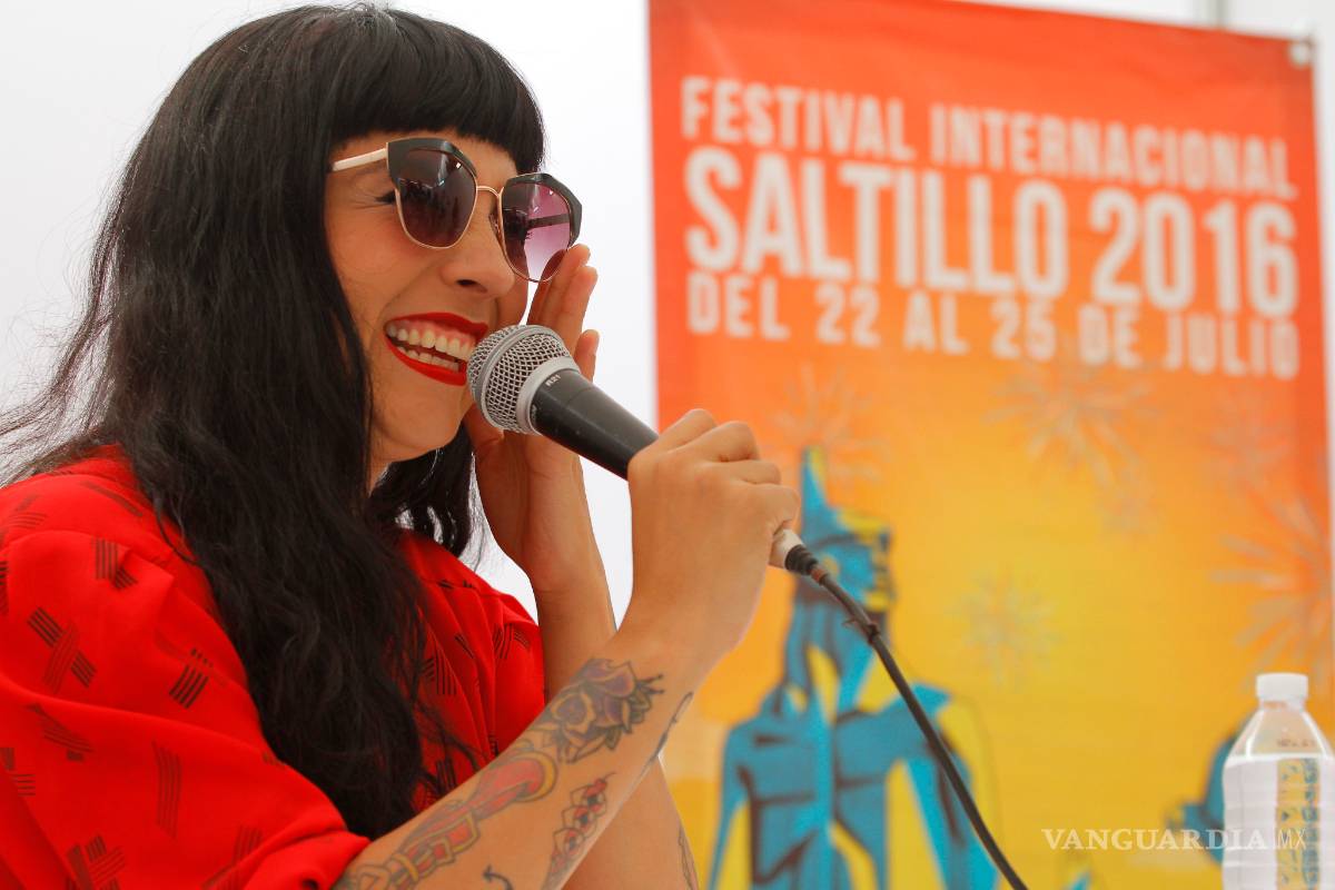 Mon Laferte llega con energía a Saltillo y chulea la ciudad