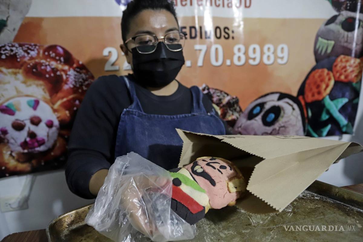$!Una persona muestra un pan con la imagen del presidente de México, Andrés Manuel López Obrador en San Pedro Cholula, Puebla (México).