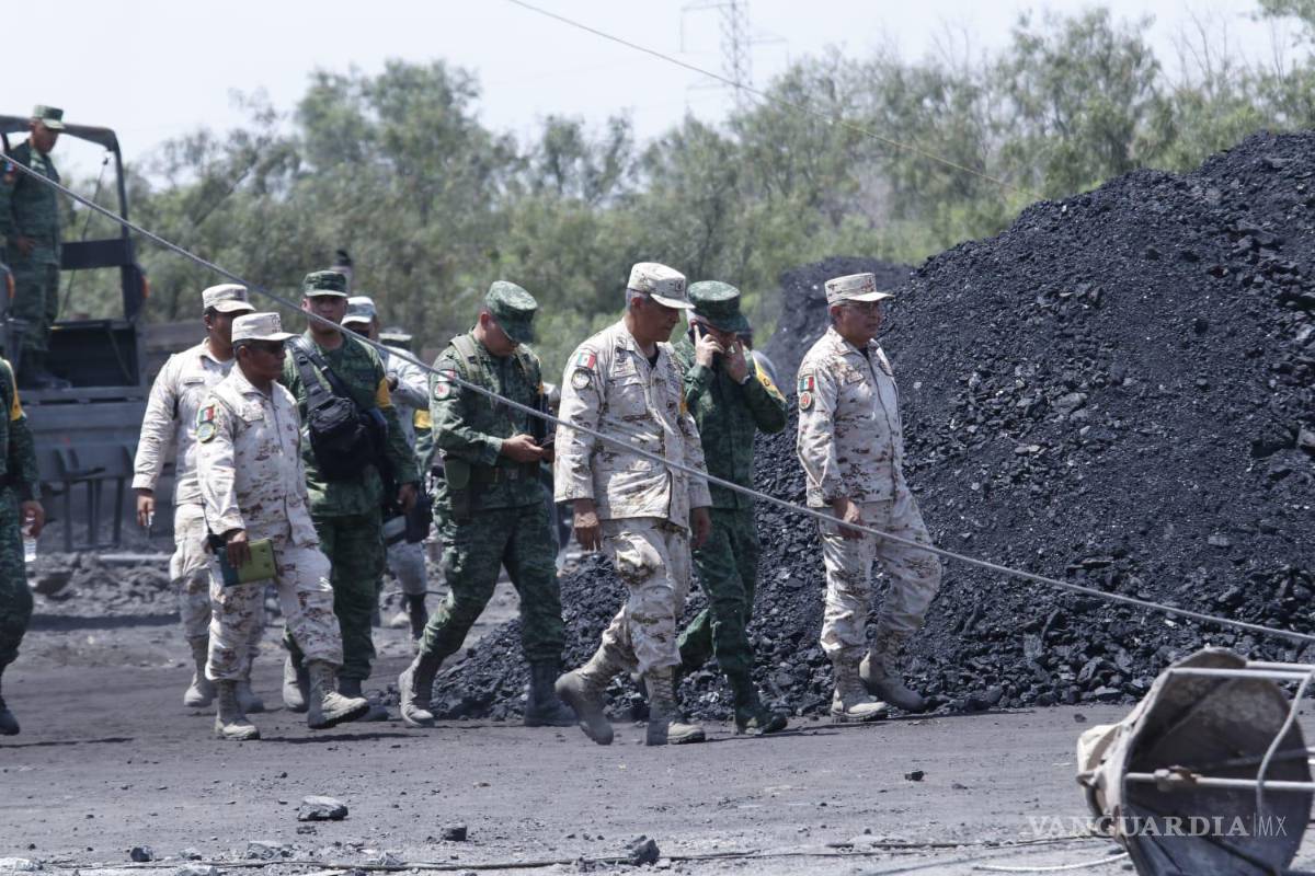 $!Familias han pedido que los mantengan al tanto de los avances que, ellos como conocedores de las minas, observan para poder llegar hasta la plancha y al punto donde se cree podrían estar sus compañeros.