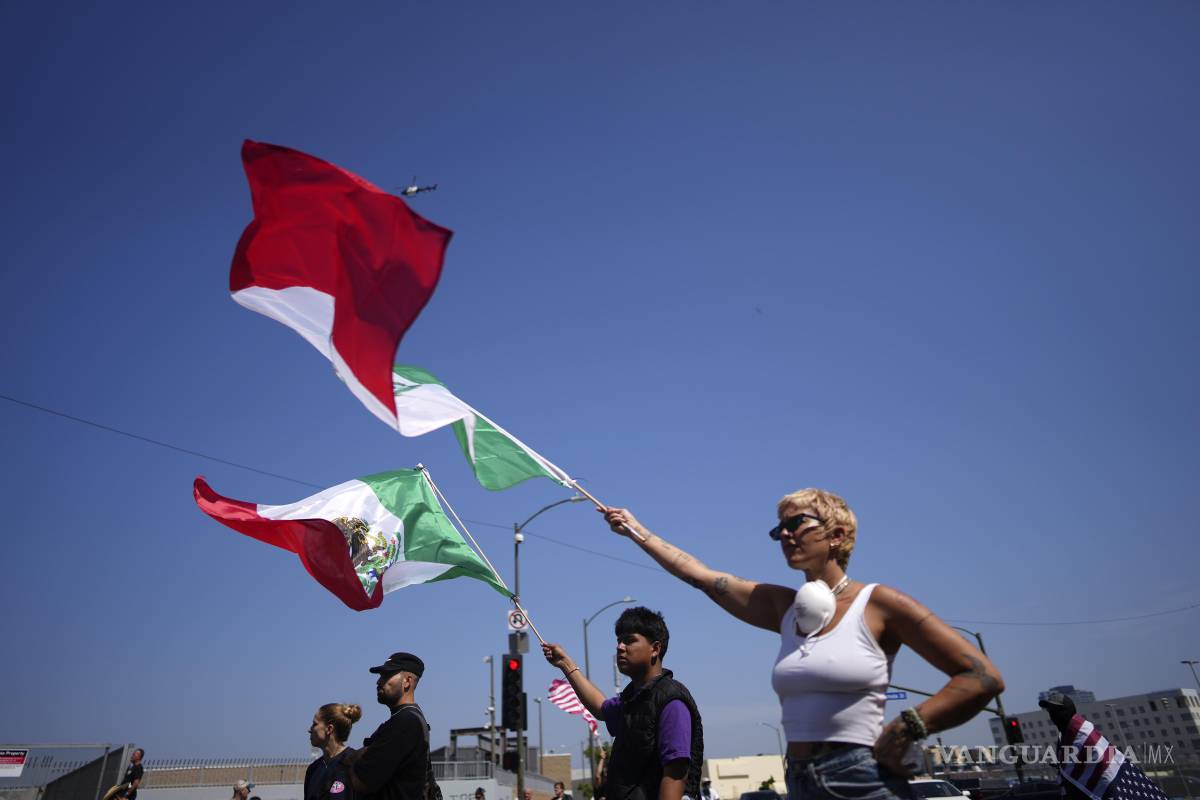 $!Los manifestantes dijeron esta semana que ven la bandera mexicana como un símbolo de desafío contra las políticas migratorias de Trump.