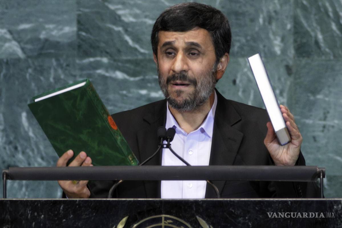 $!El presidente de Irán, Mahmoud Ahmadinejad, sostiene copias del Corán, izquierda, y de la Biblia, derecha, mientras habla en la 65ta sesión de la Asamblea General de Naciones Unidas.