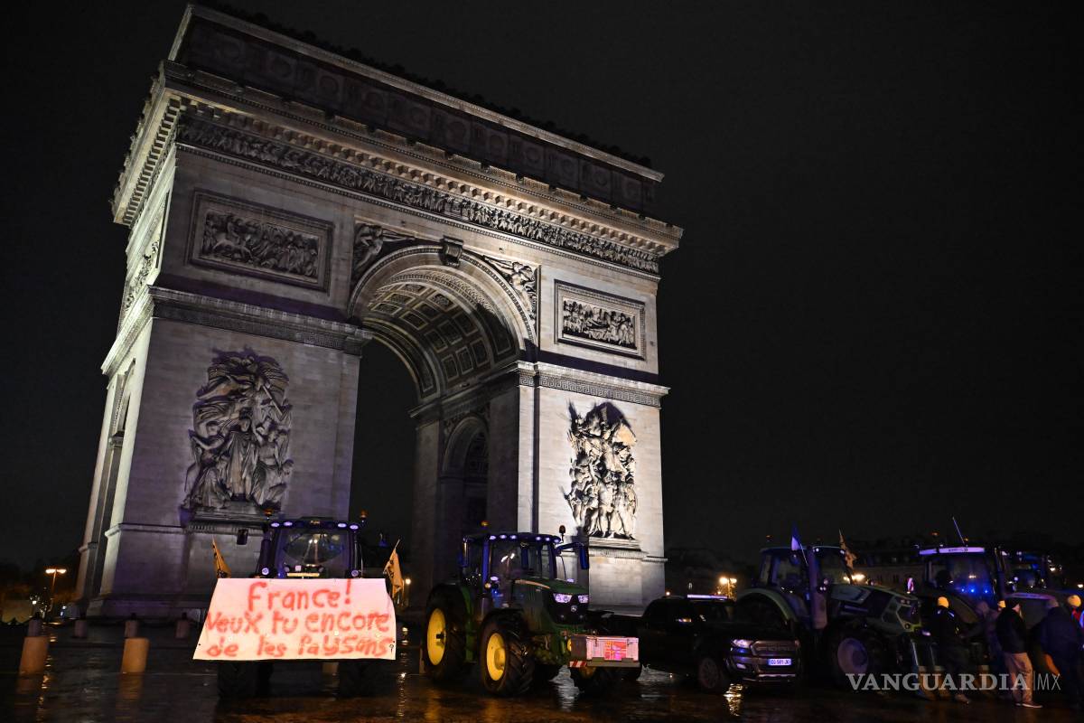 $!Granjeros franceses estacionaron sus tractores enfrente del Arco del Triunfo para protestar contra este tratado comercial entre la UE y el Mercosur, el pasado 8 de enero.