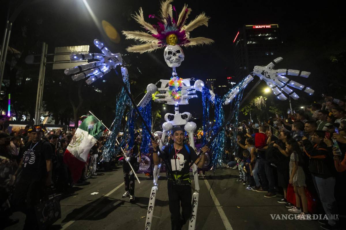 $!Personas caracterizadas de Catrinas participan en la Procesión de Catrinas como parte de las celebraciones por el Día de Muertos, en Ciudad de México.