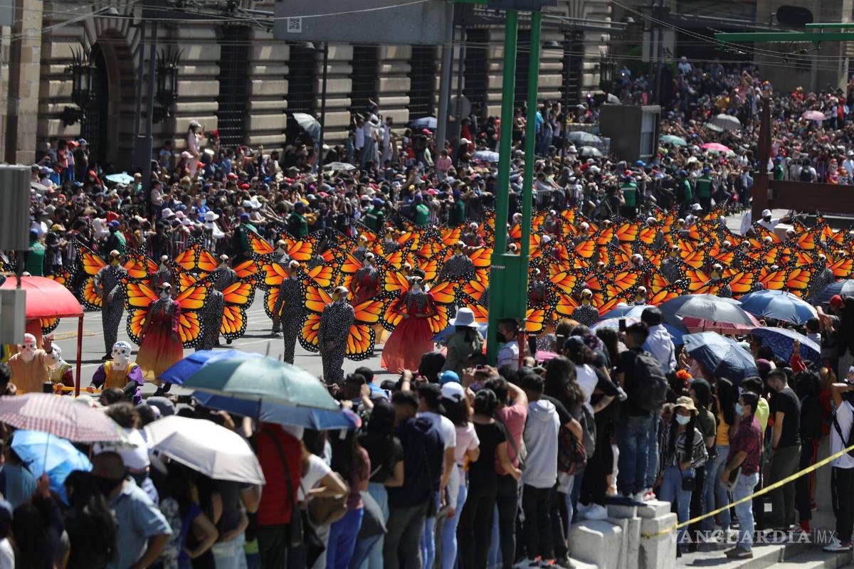 $!El desfile del Día de Muertos vuelve a la Ciudad de México, tras un año de obligado descanso por la pandemia con más de 1,000 participantes, 10 carros alegóricos, cuatro estrellas musicales, 350 bailares y acróbatas. EFE/Mario Guzmán