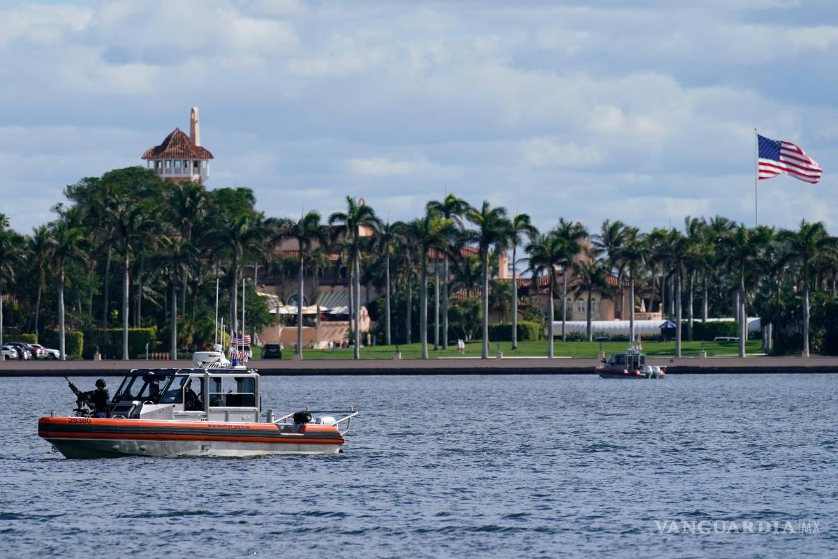 $!Un bote de seguridad patrulla cerca de Mar-a-Lago Florida Resort en West Palm Beach, Florida.