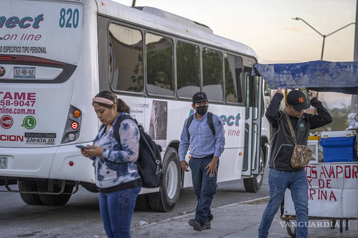 $!Los trabajadores salen de una planta de reciclaje de baterías en Monterrey, México, propiedad de Clarios, una empresa con sede en EE. UU.