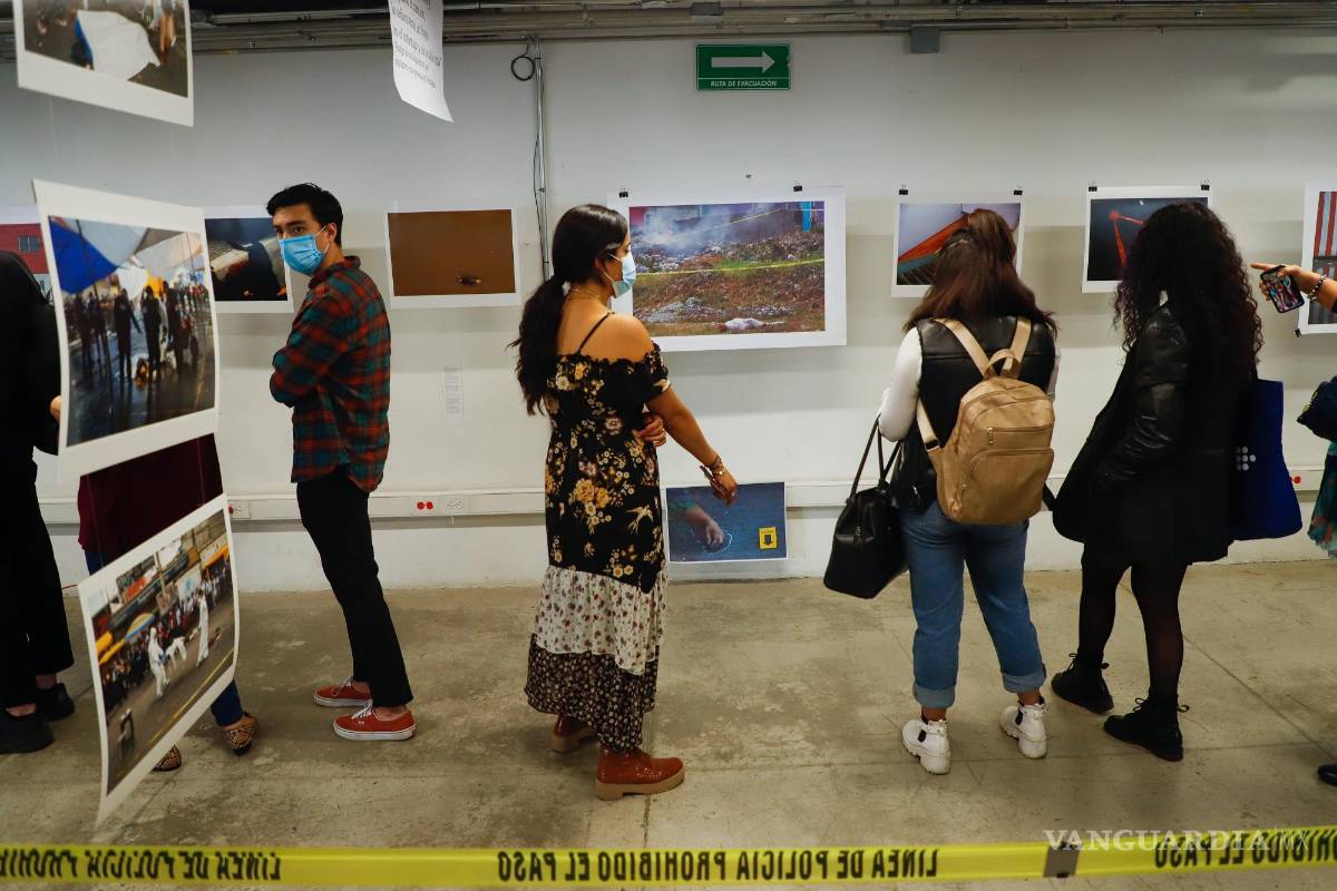 $!Visitantes observan imágenes de la exposición Dulce Violencia, muestra fotográfica de nota roja, ayer, en el Faro Cosmo en Ciudad de México (México).