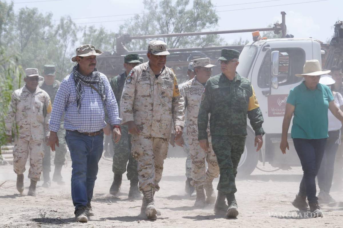 $!La mayoría de los compañeros mineros decidió ponerse a la disposición del Ejército Mexicano y de las familias de sus compañeros.