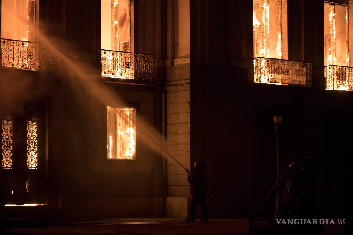 $!Voraz incendio destruye el Museo Nacional de Brasil y pierde gran parte de su acervo (Fotogalería)