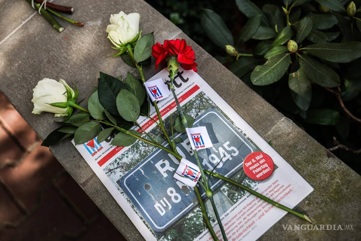 $!Flores y un periódico se depositan en el lugar histórico de la Capitulación de Berlín, en la calle Schulenburgring, con motivo del 80 aniversario de la misma, en Berlín.