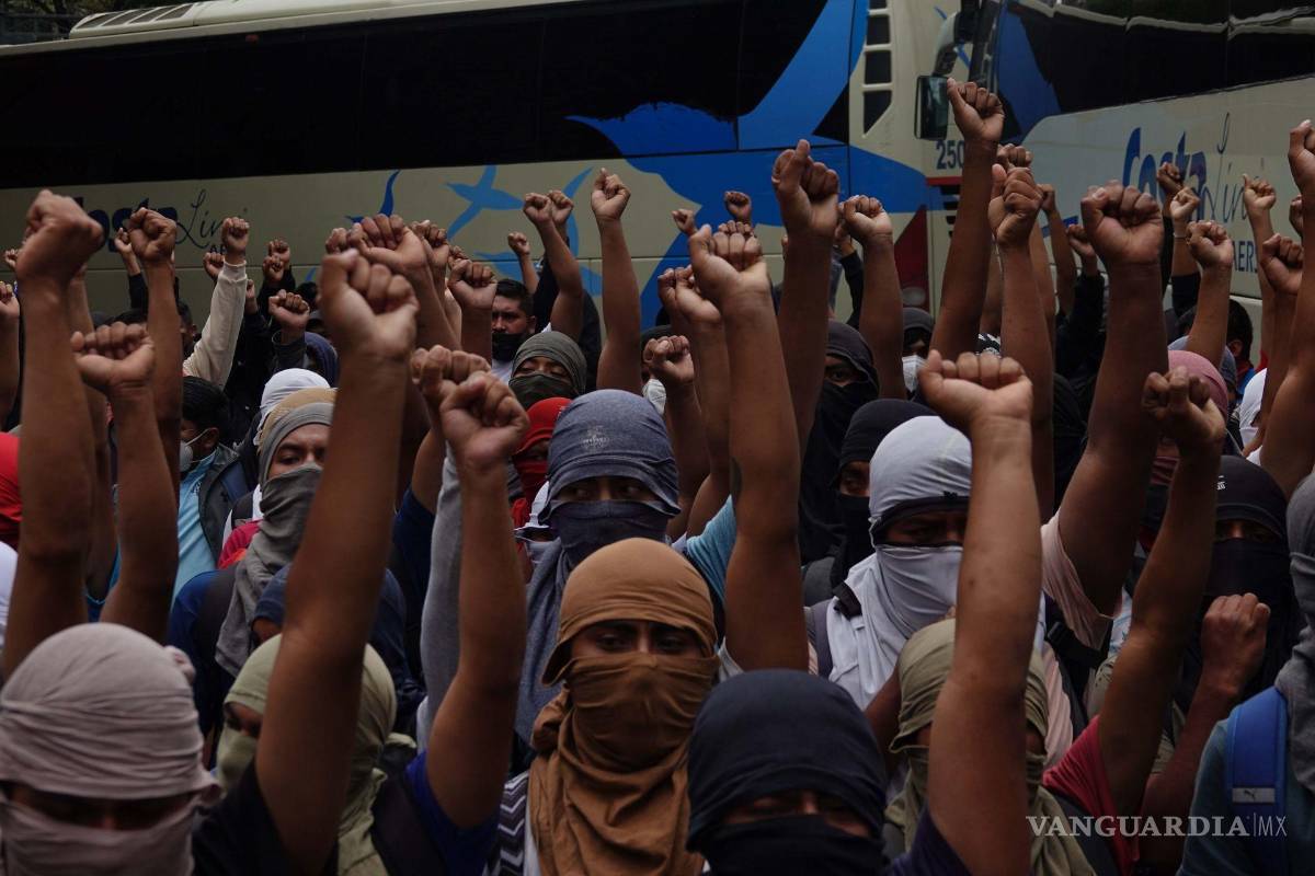 Arrancan en Segob protestas por 10° aniversario de la desaparición de 43 normalistas de Ayotzinapa