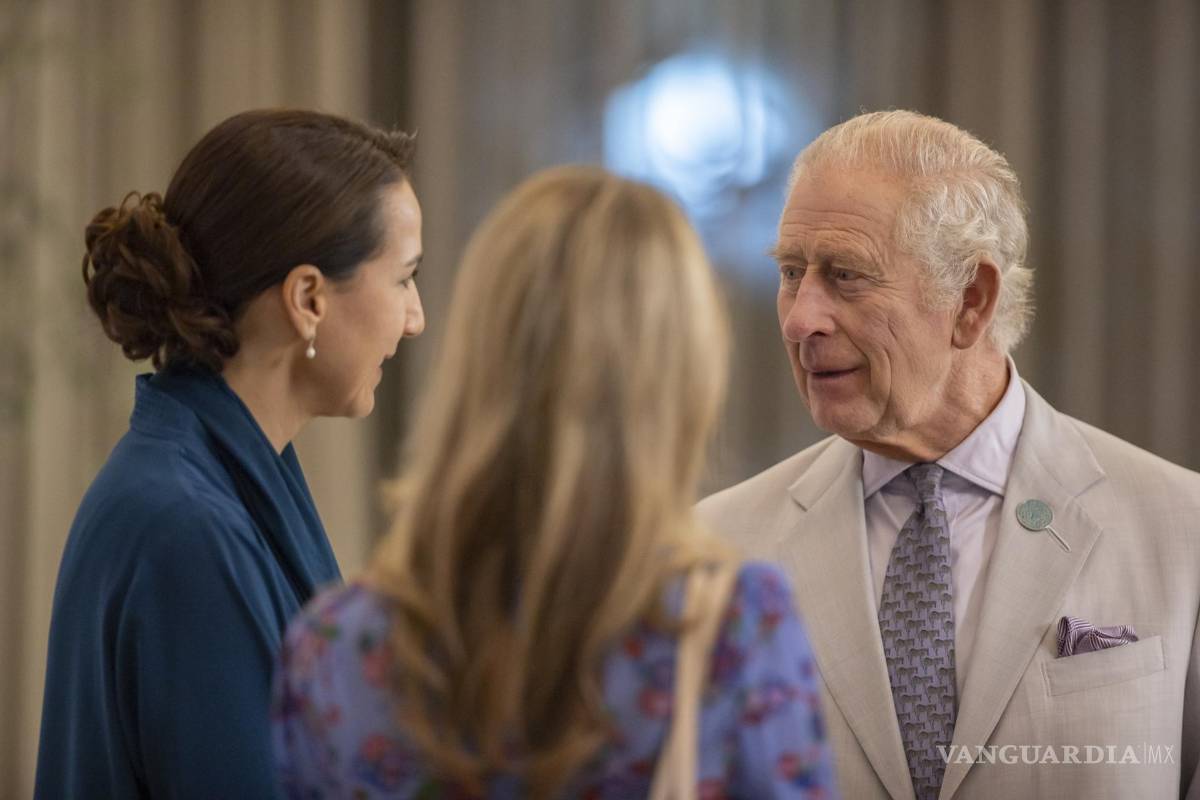 $!El rey Carlos III de Gran Bretaña conversa con la Ministra de Cambio Climático y Medio Ambiente de los EAU, Mariam bint Mohamed Saeed Al Meheiri en Dubai.