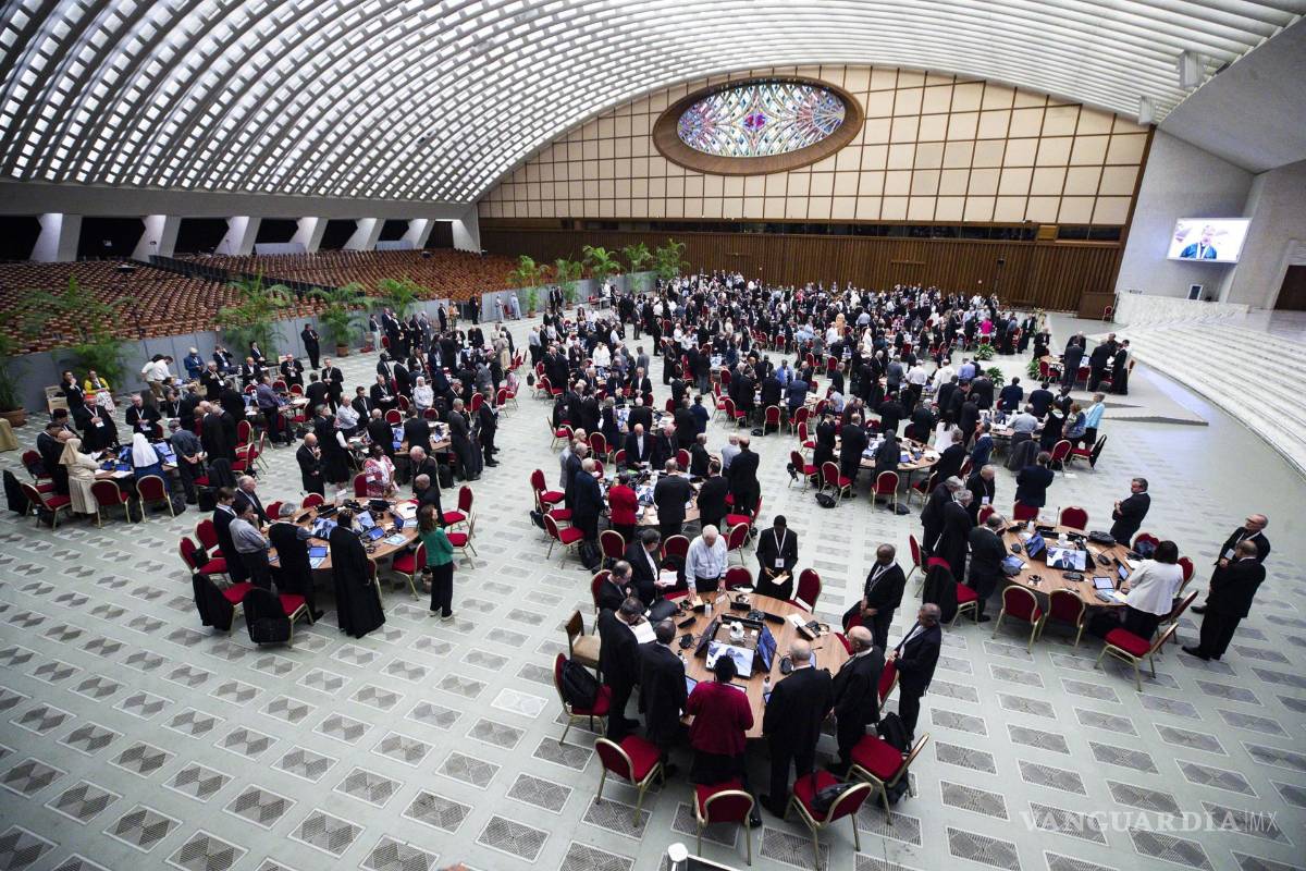 $!Los participantes asisten a una sesión de la Asamblea General del Sínodo de los Obispos en el Aula Pablo VI de la Ciudad del Vaticano.