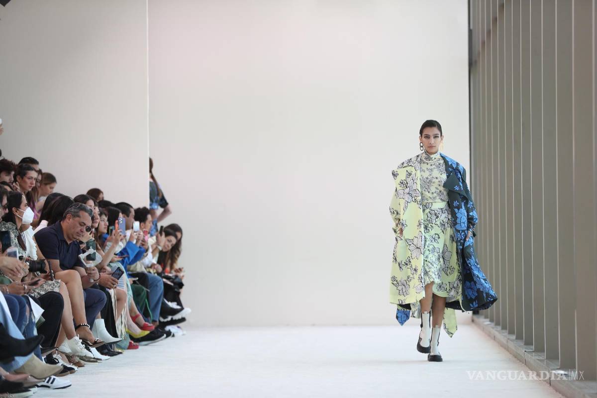 $!Modelos lucen creaciones de diseñador mexicano Armando Takeda en el tercer día de actividades del Mercedes-Benz Fashion Week, en Ciudad de México.