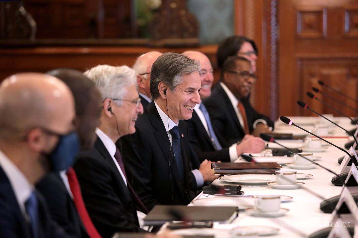 $!Wl secretario de Estados Unidos, Antony Blinken (c,i), durante un almuerzo con el presidente mexicano, Andrés Manuel López Obrador (fuera de cuadro), con sus respectivas comitivas, en el Palacio Nacional de la Ciudad de México (México). EFE/ Presidencia De México