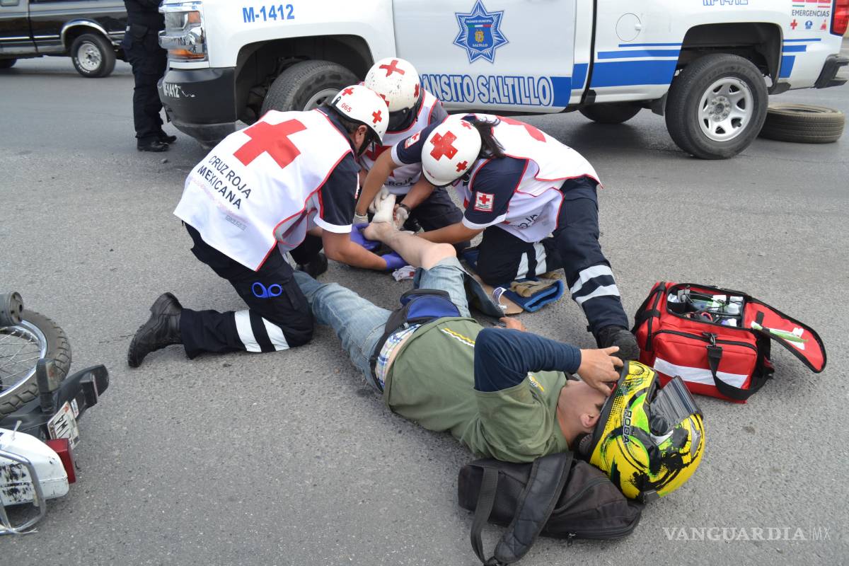 $!Pierde dedo motociclista, luego que camión lo choca
