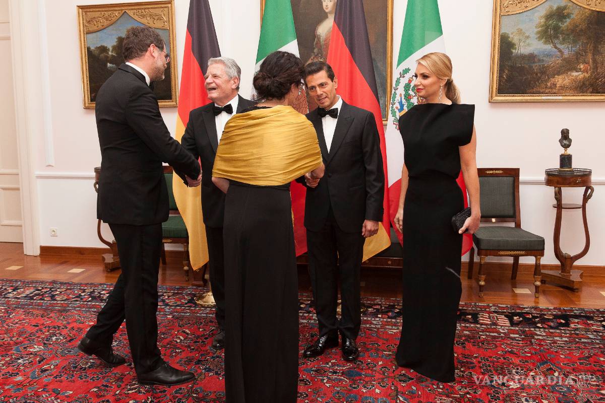 'Chicharito' acompaña a Peña Nieto en cena en Berlín