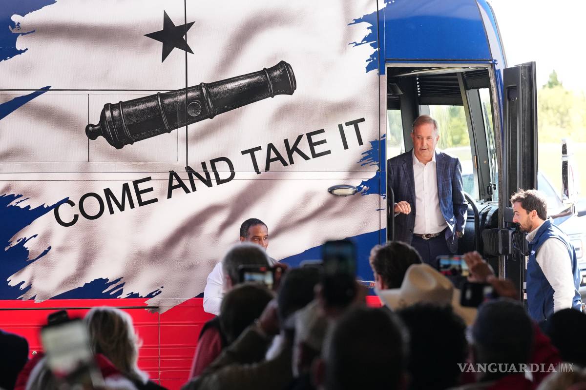 $!El candidato republicano al Senado, el Fiscal General de Texas, Ken Paxton, llega a un evento que da inicio a la gira en autobús de su campaña en Rockwall, Texas.