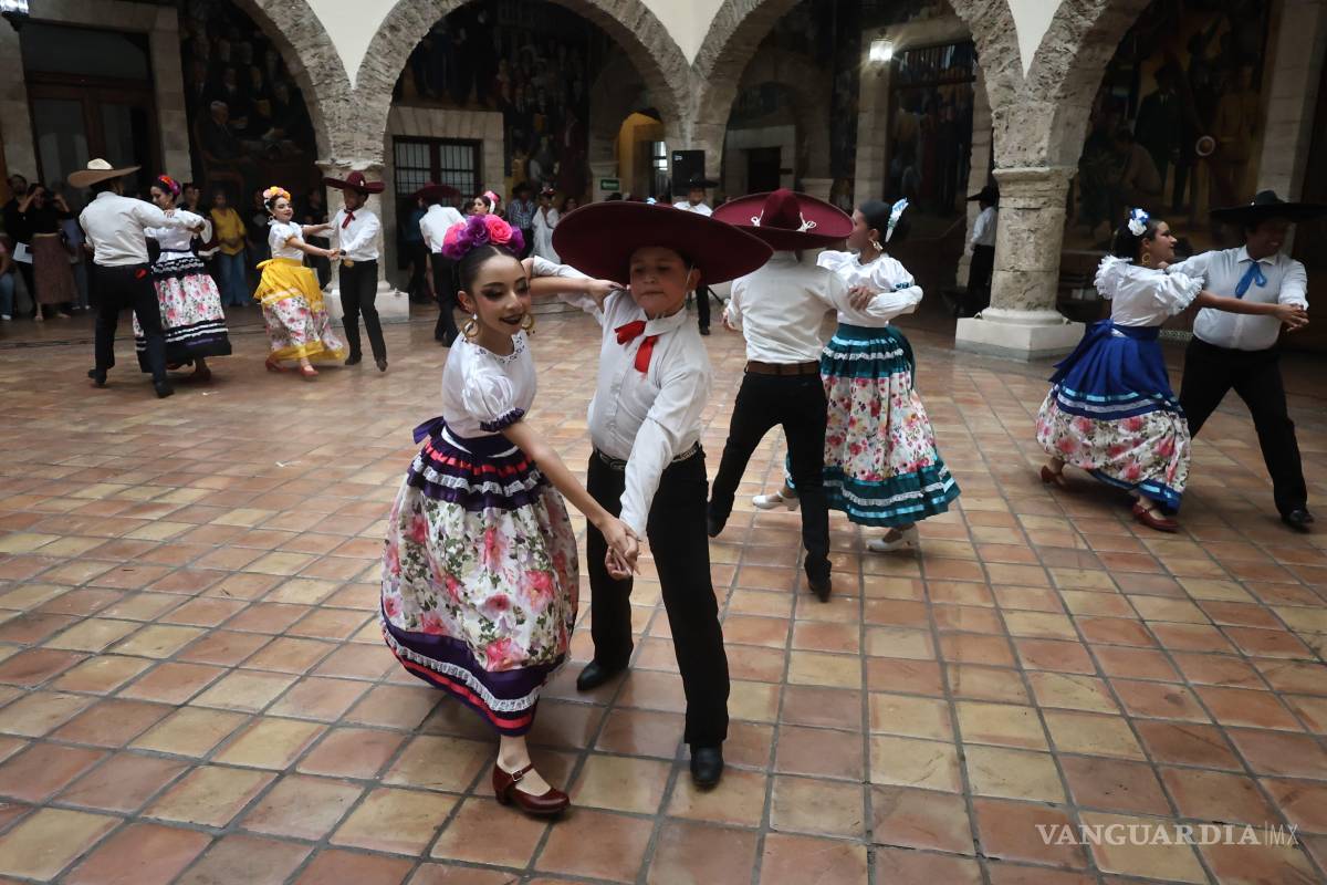 $!Unen la tradición y el orgullo a través del baile folklórico con gala de danza en Saltillo